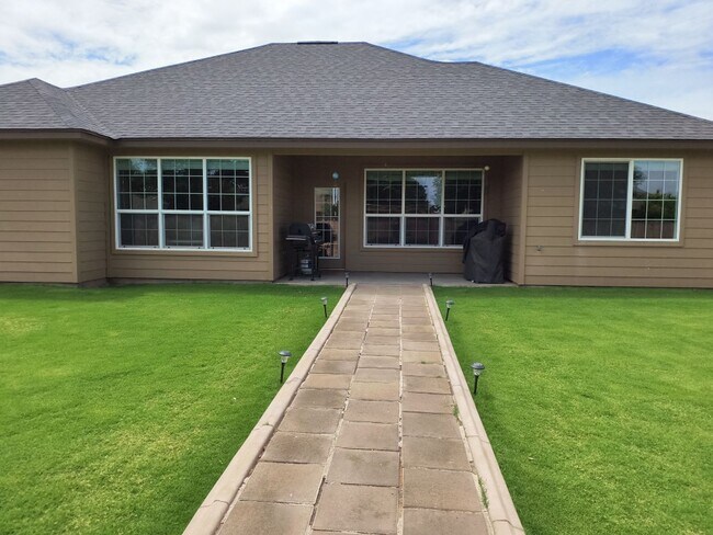 Building Photo - Stunning and Spacious 3bed/2bath Home – Yo...