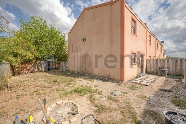 Building Photo - 815 E Sugarcane Dr