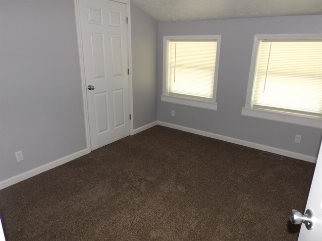 Building Photo - 860 N Lincoln St