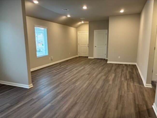 Building Photo - New Home! 1st month free!