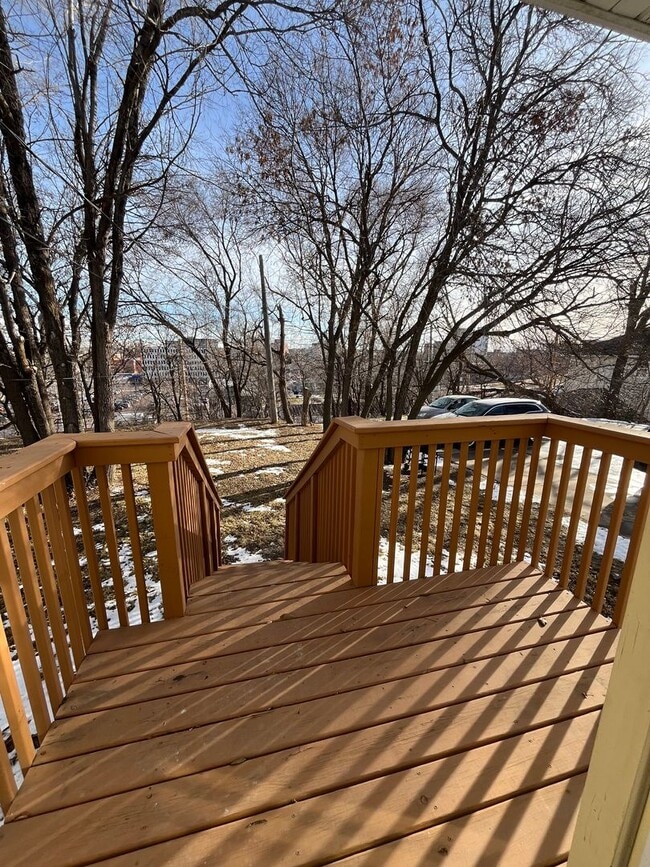 Building Photo - Rent Special - 3 Bed/2 Bath Duplex Apartment Near Downtown!