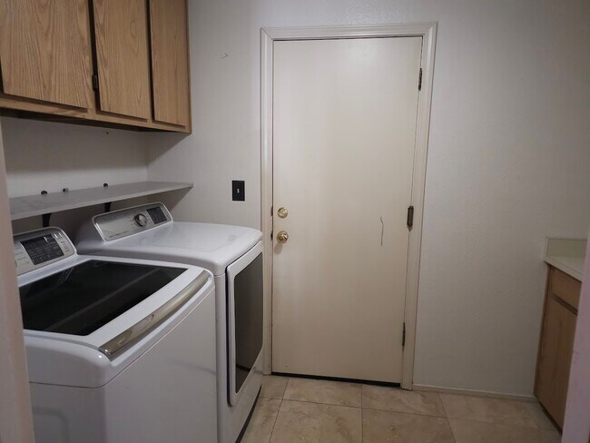 Building Photo - 2431 Pinehurst Ct