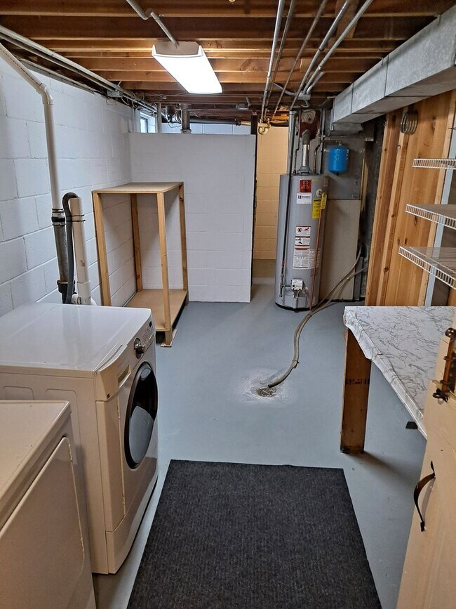 Building Photo - 3 bed 2 bath 1 car garage, with fenced in backyard right in Aksarben!