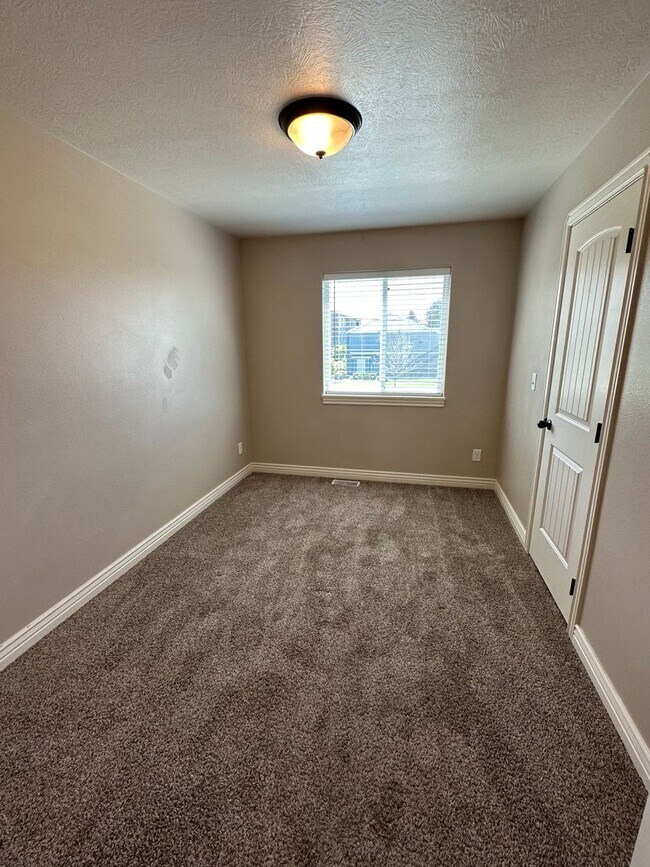 Building Photo - Desirable 2 Bed 1.5 Bath Lincoln Park Townhome