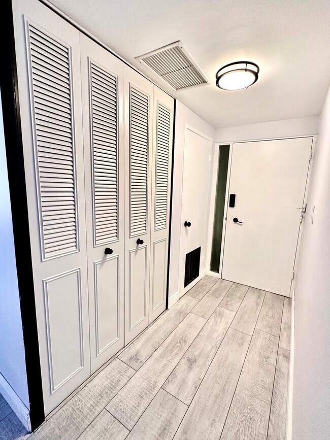 Building Photo - 3111 N Ocean Dr