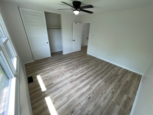 Building Photo - Fully Furnished Mid Term Near Shelbyville Country Club!