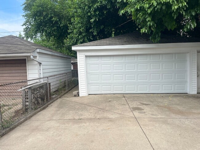 Building Photo - 13709 S School St