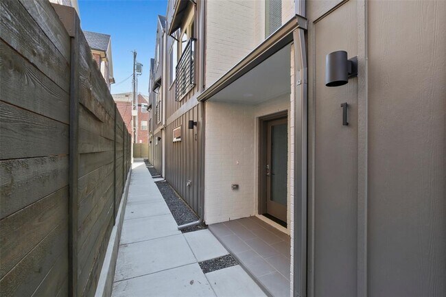 Building Photo - 3241 Rosedale Ave