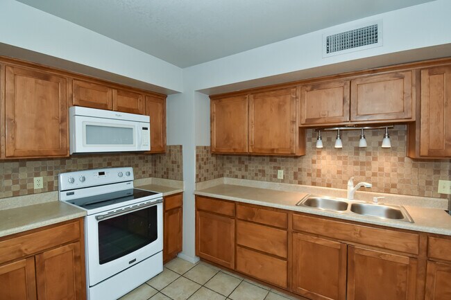 Building Photo - 2490 W Yowell Ct