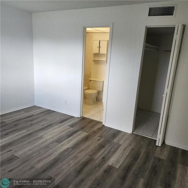 Building Photo - 8060 S Colony Cir