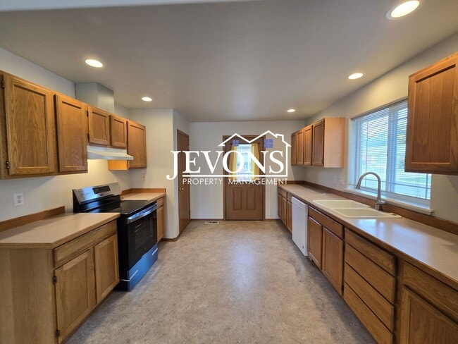 Building Photo - Two-bedroom home with a fully equipped kit...