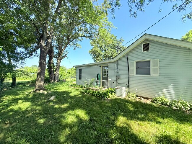 Building Photo - 208 Moss St