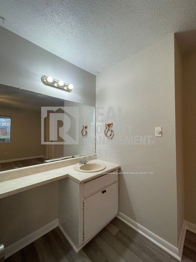 Building Photo - Spacious Three Bedroom Home in Warner Robi...