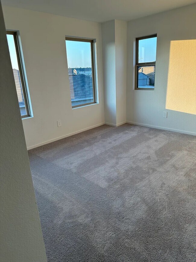 Building Photo - 1530 San Sebastien Dr