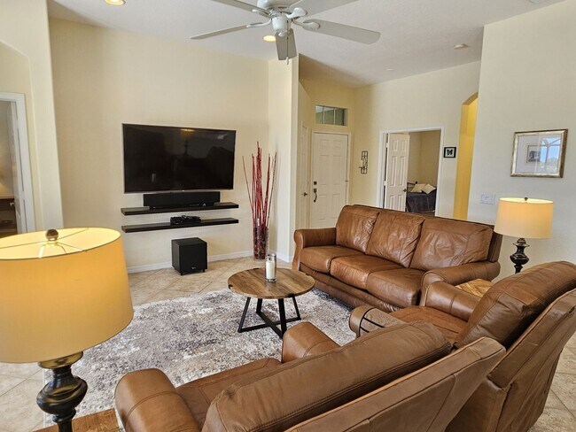 Building Photo - Seasonal Short-Term 3 Bedroom 2 Bathroom Heated Pool Home located in Venetian Club & River Club!