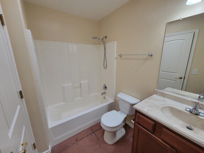 Building Photo - 3331 E Bermuda St