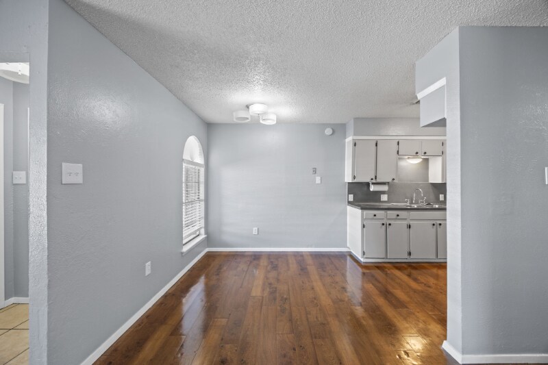 Building Photo - 2208 Viewtop Ln