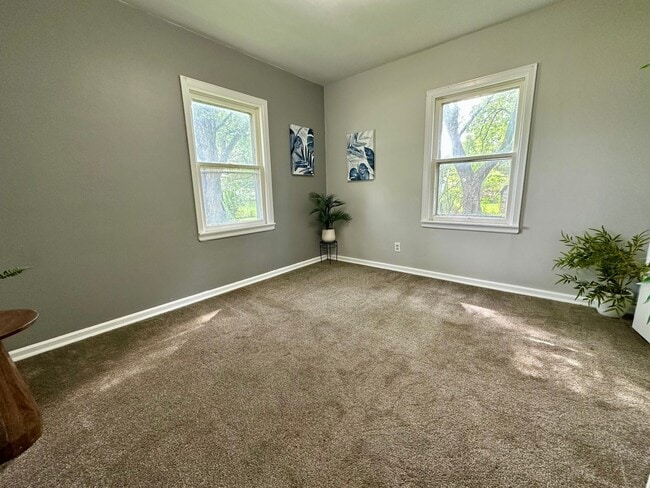 Building Photo - 2 bed, 1 bath home for rent in Waterloo