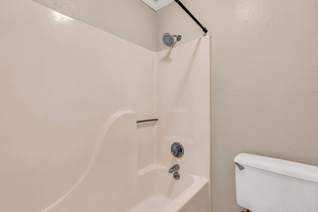 Building Photo - 125 N Chestnut Dr