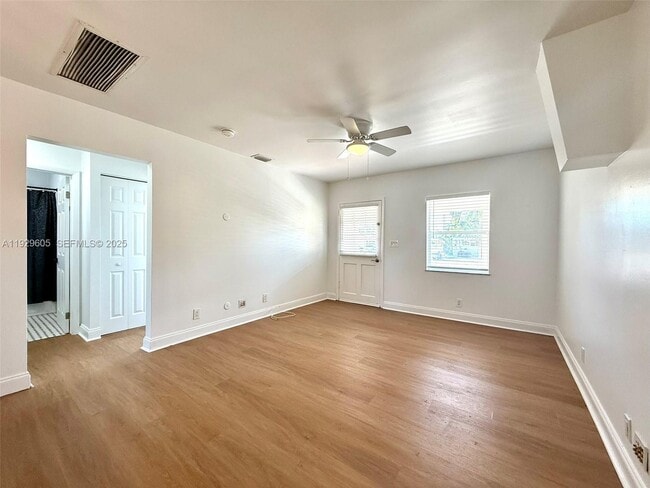 Building Photo - 2403 Scott St