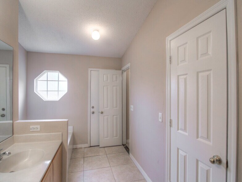 Building Photo - 16041 Wilkinson Dr