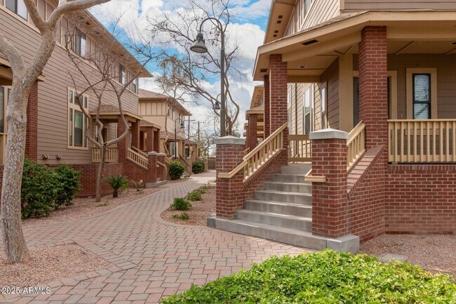 Building Photo - CUTE TOWNHOME AVAILABLE NOW NEAR TEMPE TOWN LAKE!!!