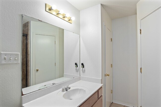 Building Photo - 1815 Liberty Hill Dr