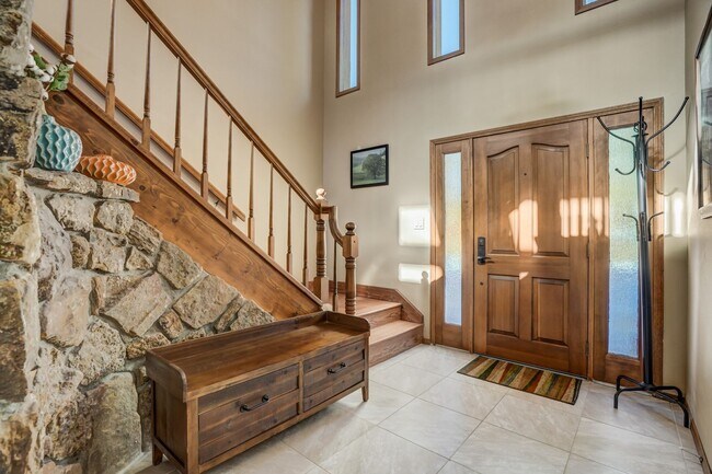 Building Photo - Stunning two-story home in Woodland Park