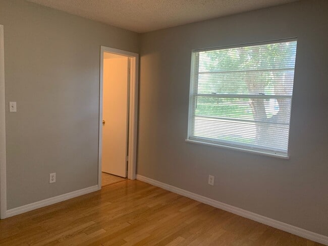 Building Photo - MOVE IN SPECIAL! Charming 3/1.5 St. Cloud Home w/ Partially Fenced Yard & Bonus Room