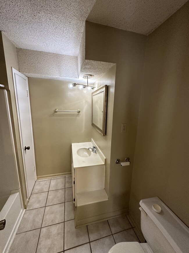 Building Photo - 2409 Talmadge Pl