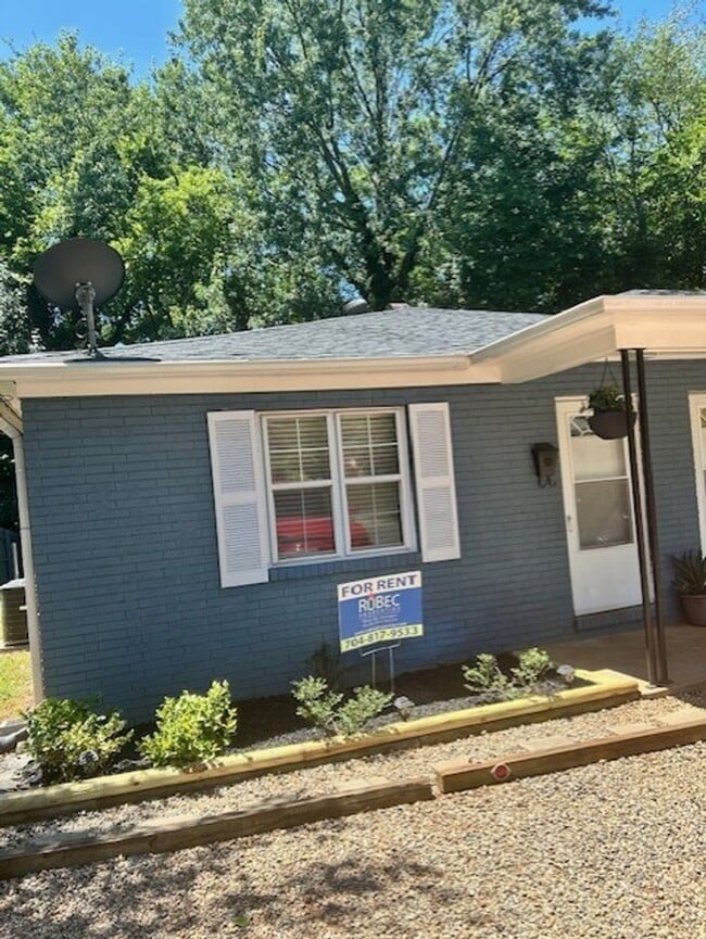 Building Photo - AFFORDABLE, SAFE & CLEAN Cozy 2 Bedroom Av...
