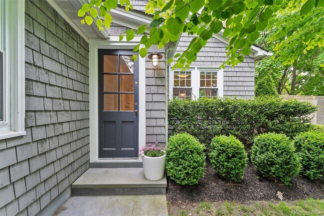 Building Photo - 689 Main St