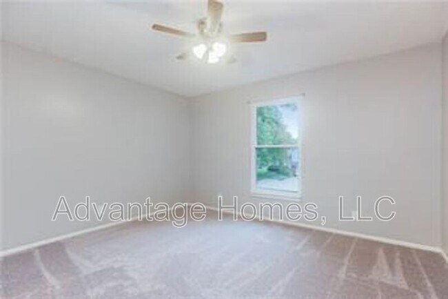 Building Photo - 1423 E Haven Ln