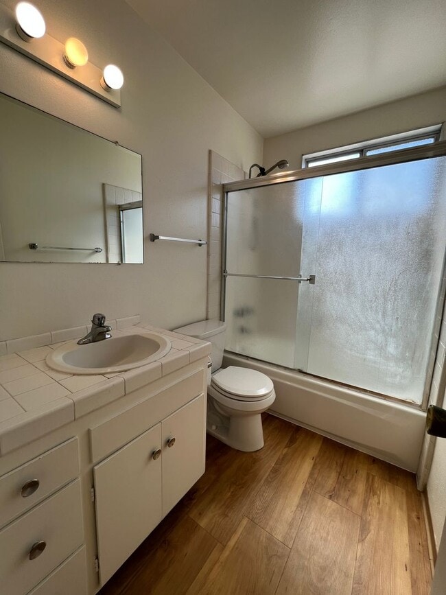 Building Photo - Upstairs, One Bedroom Apartment, Great Loc...