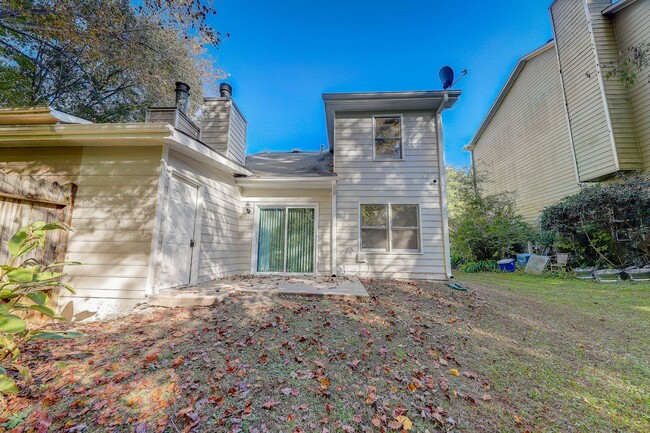 Building Photo - 3 bedroom End Unit Townhouse in Smyrna