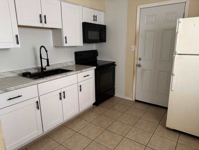 Building Photo - For Rent – 2 Bedroom, 1 Bathroom Home