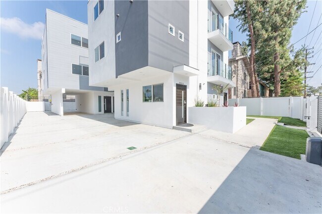 Primary Photo - 6843 Haskell Ave