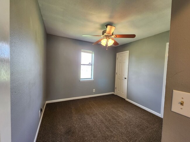 Building Photo - 3 Bedroom 1.5 Bath home in Shawnee!