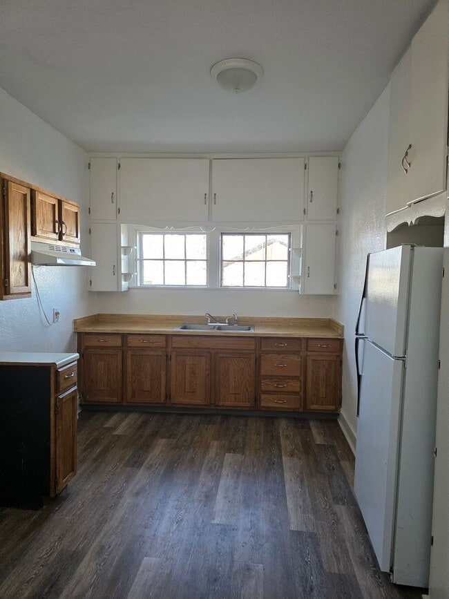 Building Photo - Quaint 2 Bedroom Home