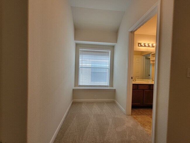 Building Photo - Charming & Spacious 4/BR 3/BR Home – Pet F...
