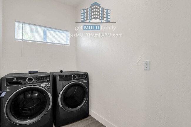 Building Photo - 1006 E Pasadena Ave