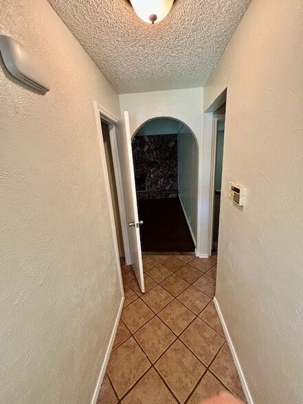 Building Photo - 2304 Vineyard Dr