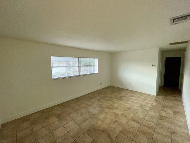 Building Photo - Southern Oaks 2 / 2 with Office & Sun Room