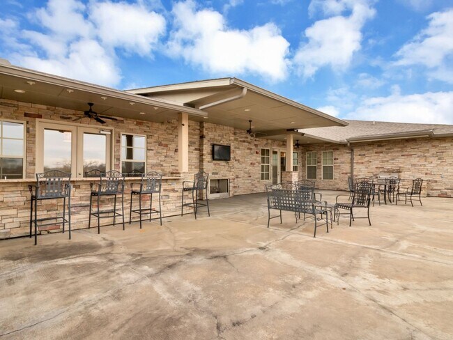 Building Photo - 2800 Sandage Ave
