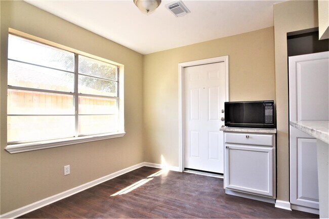 Building Photo - 3907 Almington Ln