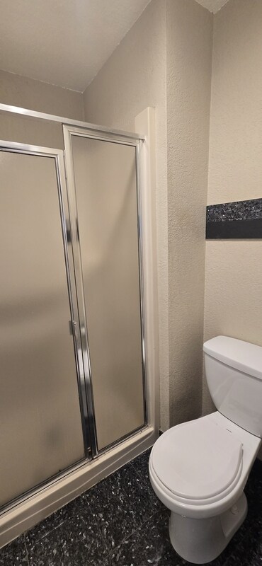 Building Photo - 7 Lake Bellevue Dr