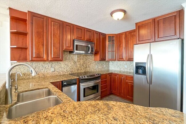 Building Photo - Beautiful Waterfront 3/2.5 Lake Virginia C...