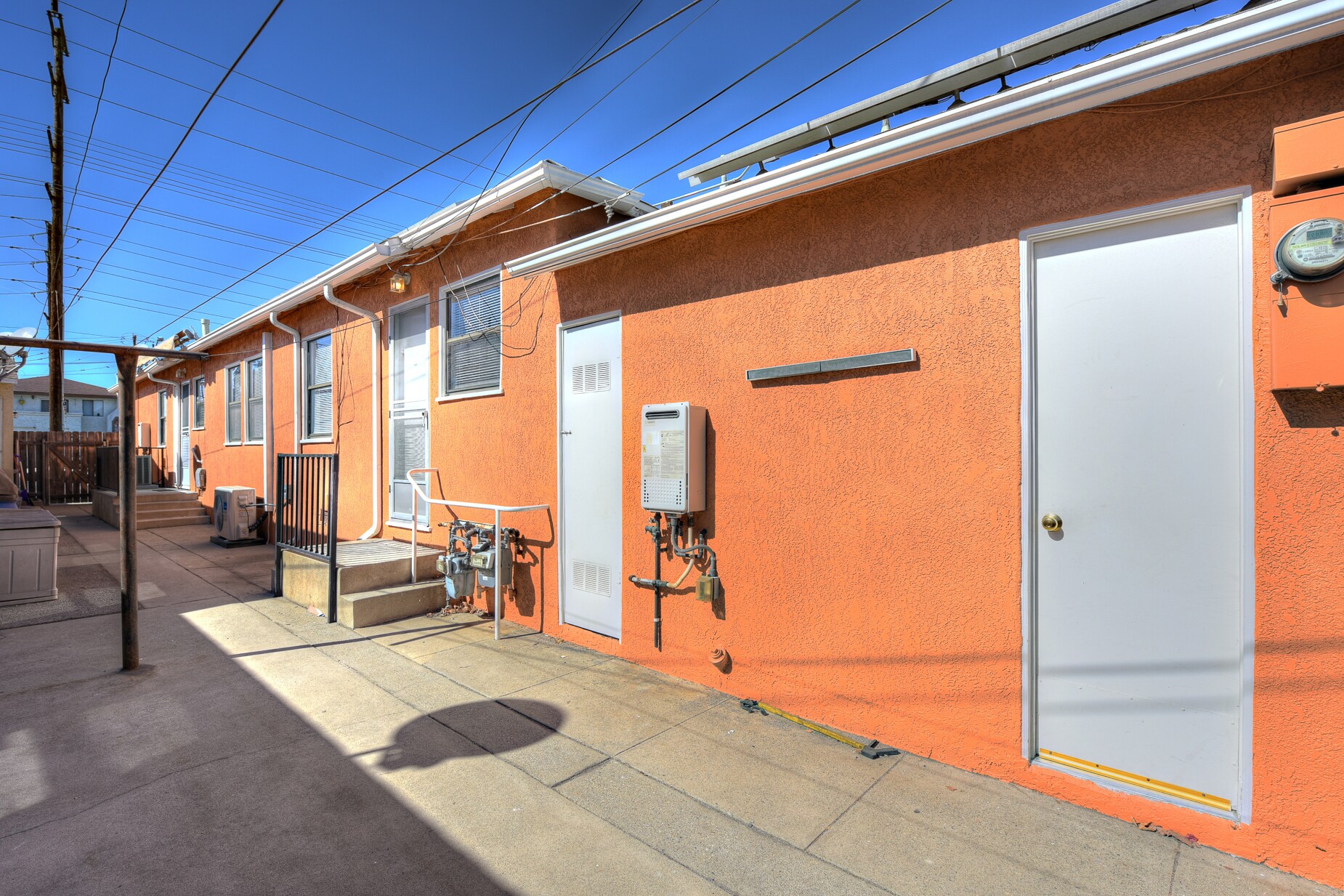 Building Photo - 1604 N Hollywood Way
