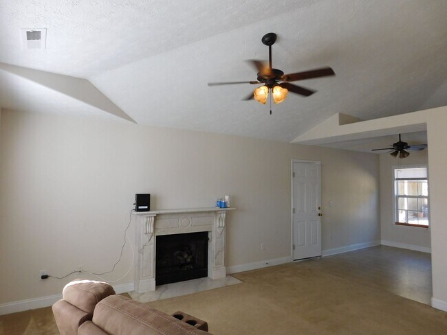 Building Photo - 119 Pella Ln