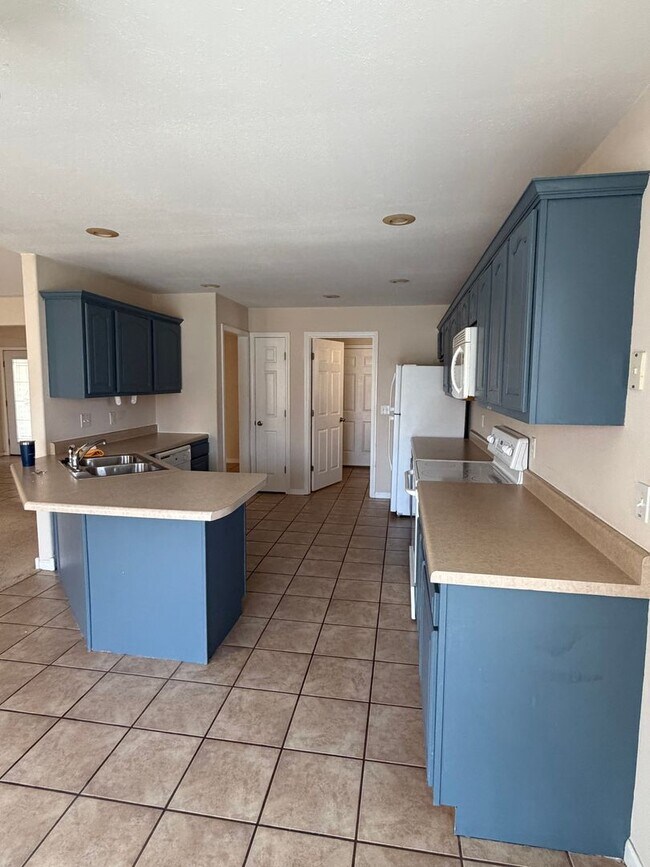 Building Photo - Available 04/01/2026....  MONTH TO MONTH TIL JUNE 2026